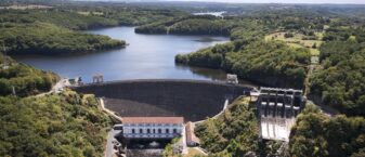 Vue aérienne du barrage et de l'usine hydroélectrique d'Eguzon, sur la Creuse.