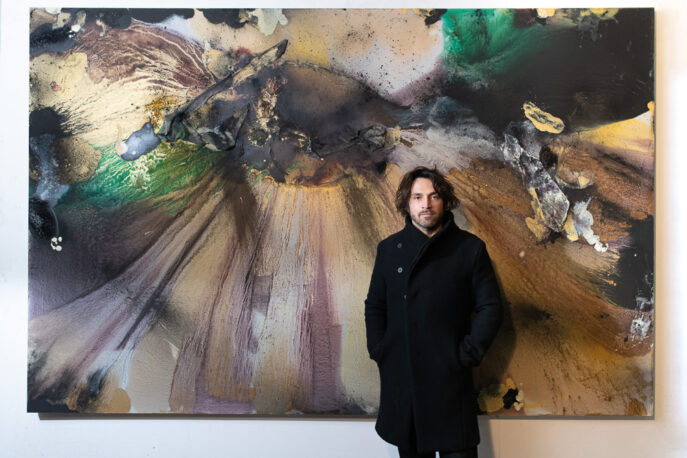 Lionel Sabatté‚ devant Pollinisateur tellurique, 2023. Photo @ A. Boissaye - studio CuiCui. - Agrandir l'image, fenêtre modale